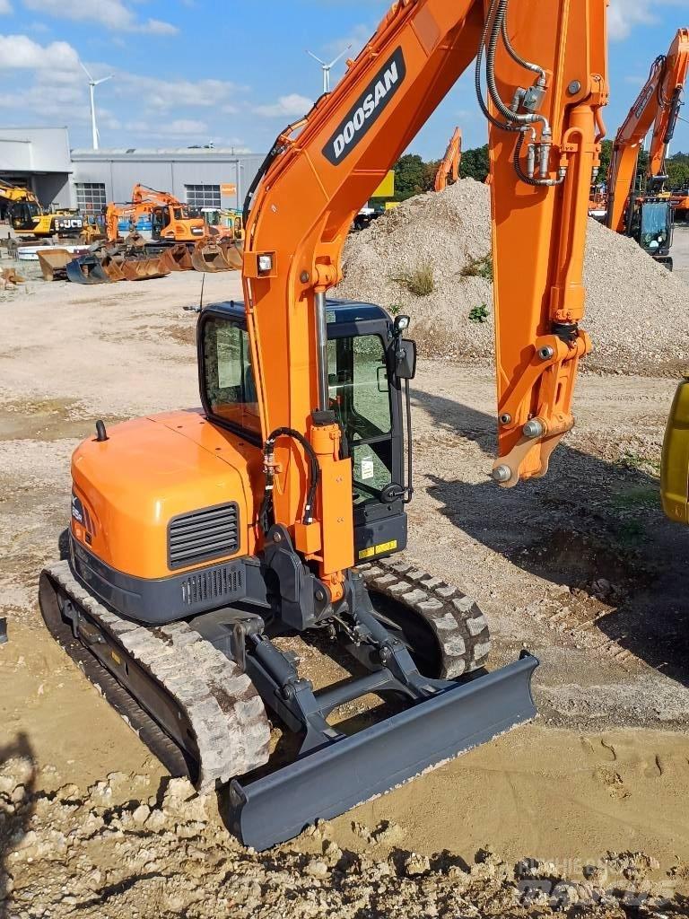 Doosan DX 85 R-3 중형굴삭기 7톤-28톤