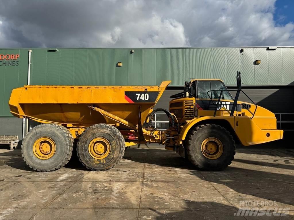 CAT 740 건설현장 덤프트럭