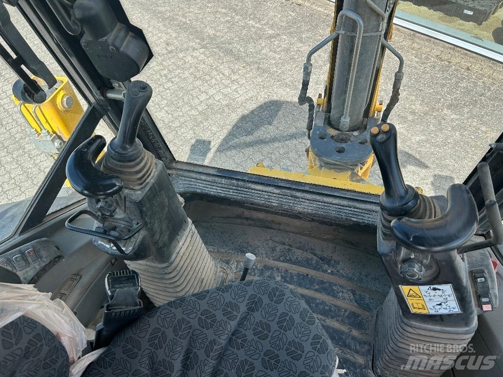New Holland B 100 C 백호로더