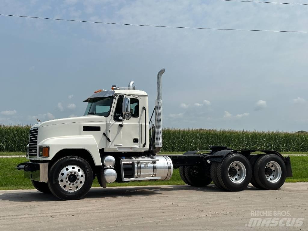 Mack Pinnacle 64ft 트랙터 유닛