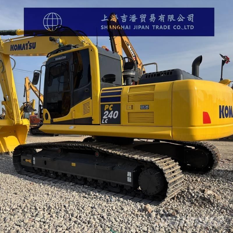 Komatsu PC 240 대형 굴삭기 29톤 이상