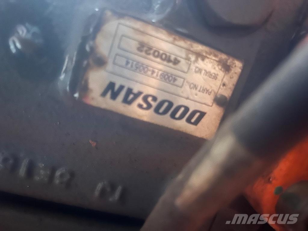 Doosan DX 140 대형 굴삭기 29톤 이상