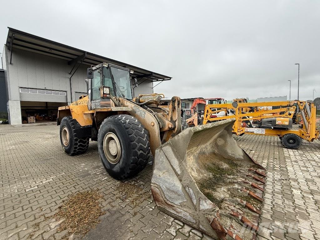 CASE 821 B  휠로우더