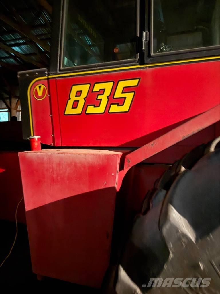 Versatile 835 트랙터