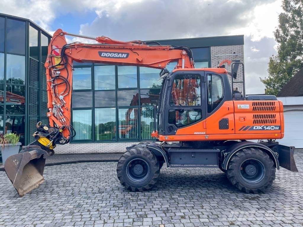 Doosan DX 140 W-3  휠 굴삭기