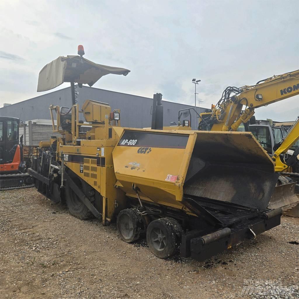 CAT AP 600 아스팔트 포장장비