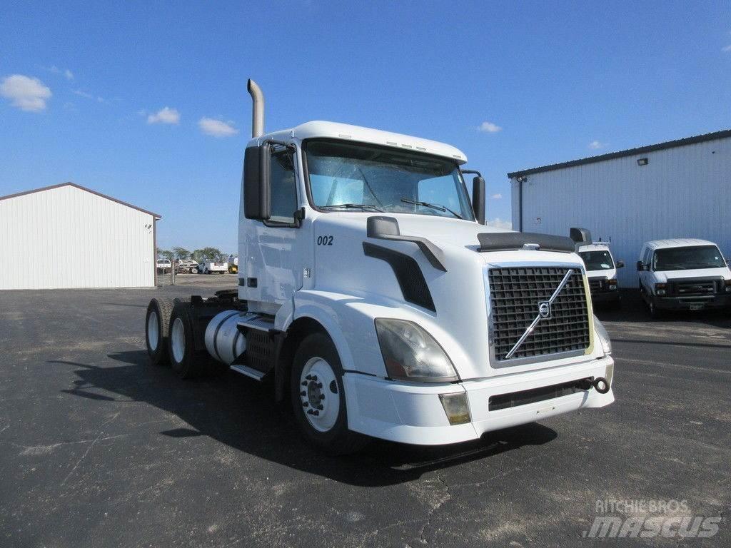 Volvo VNL64 플랫베드/드롭사이드 트럭