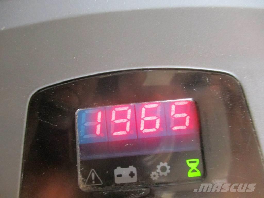 Toyota LPE 200 로우 리프터(승강대 포함)