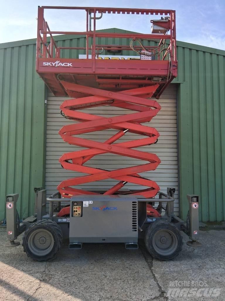 SkyJack SJ 6832 RT 가위형 리프트