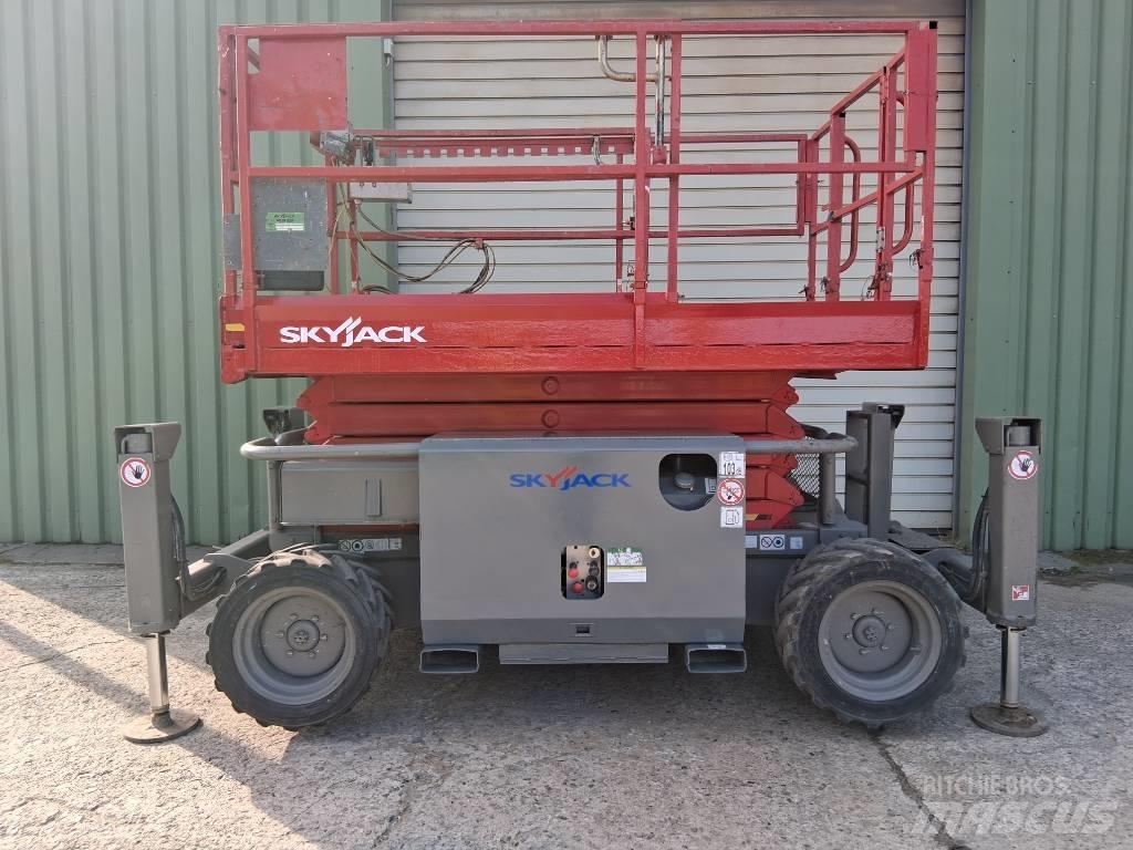 SkyJack SJ 6832 RT 가위형 리프트