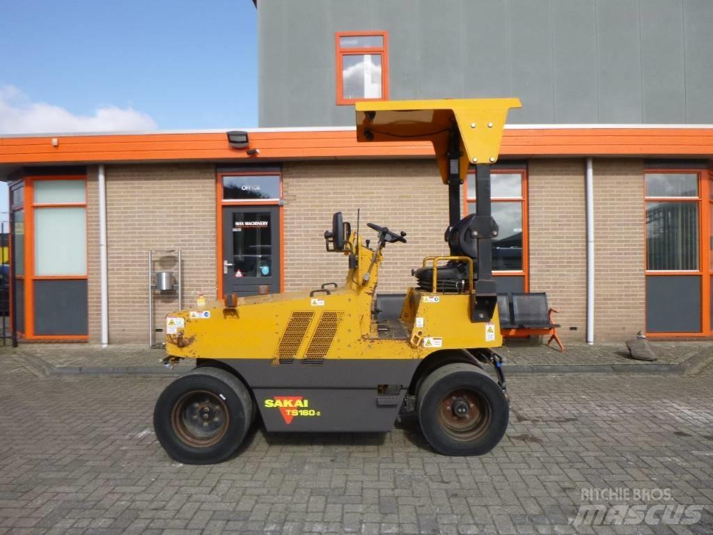 Sakai TS 160 공기 타이어 롤러