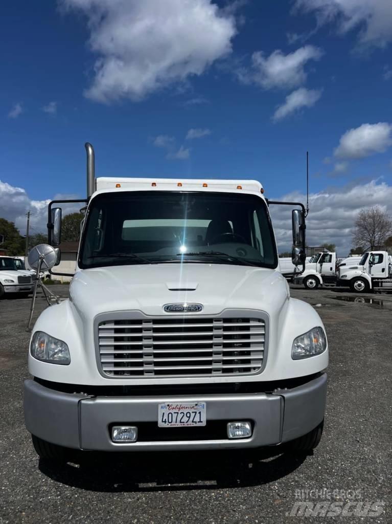 Freightliner M2 106 음료 배달 트럭