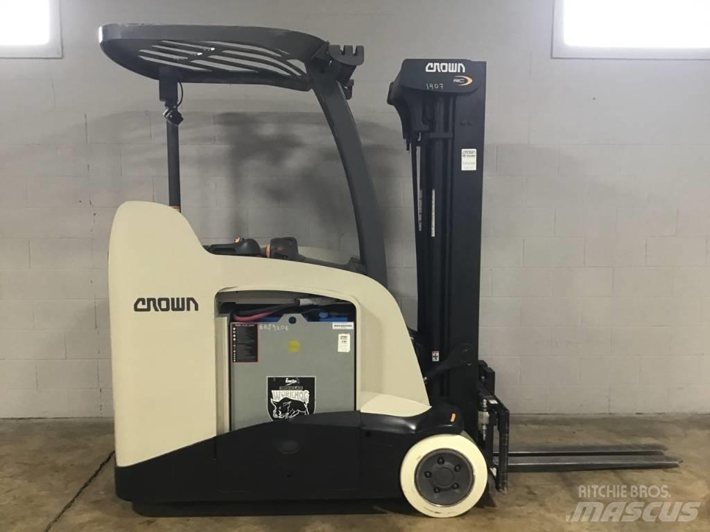 Crown RC5555-40 보행식 리치 지게차
