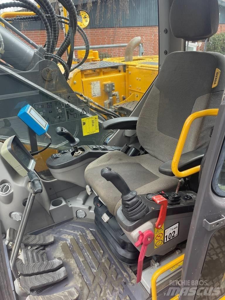 Volvo ECR235C 대형 굴삭기 29톤 이상