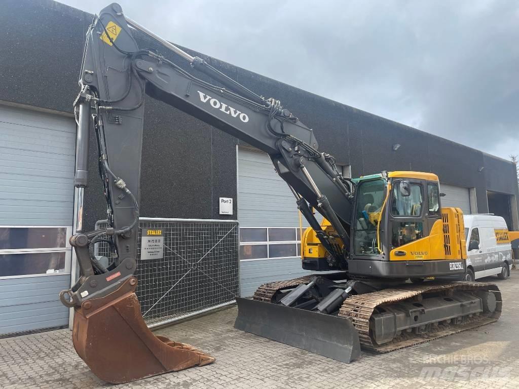 Volvo ECR235C 대형 굴삭기 29톤 이상