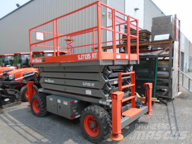 SkyJack SJ 7135 RT 가위형 리프트