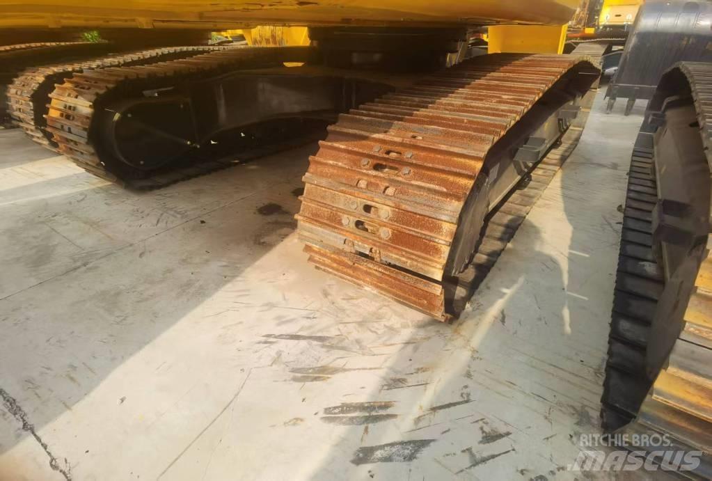 Komatsu PC 220 대형 굴삭기 29톤 이상