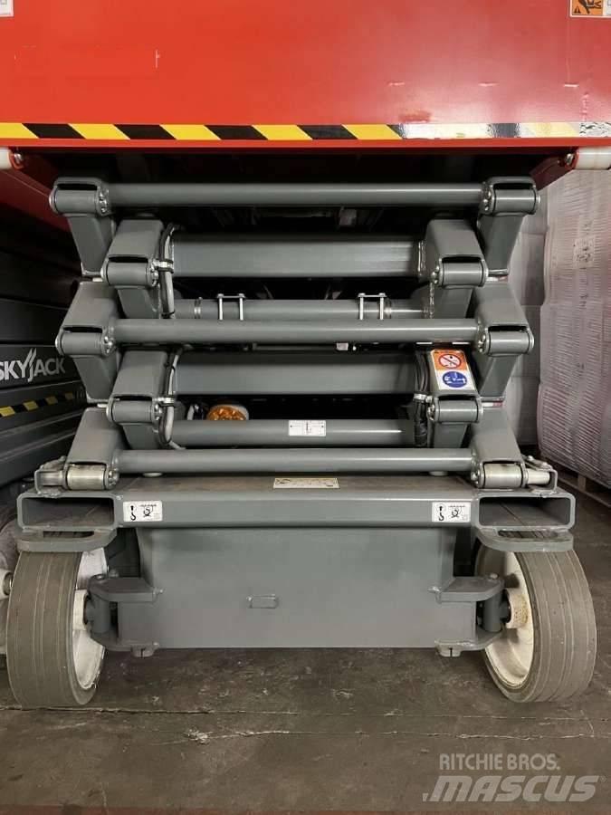 SkyJack SJ4732 가위형 리프트