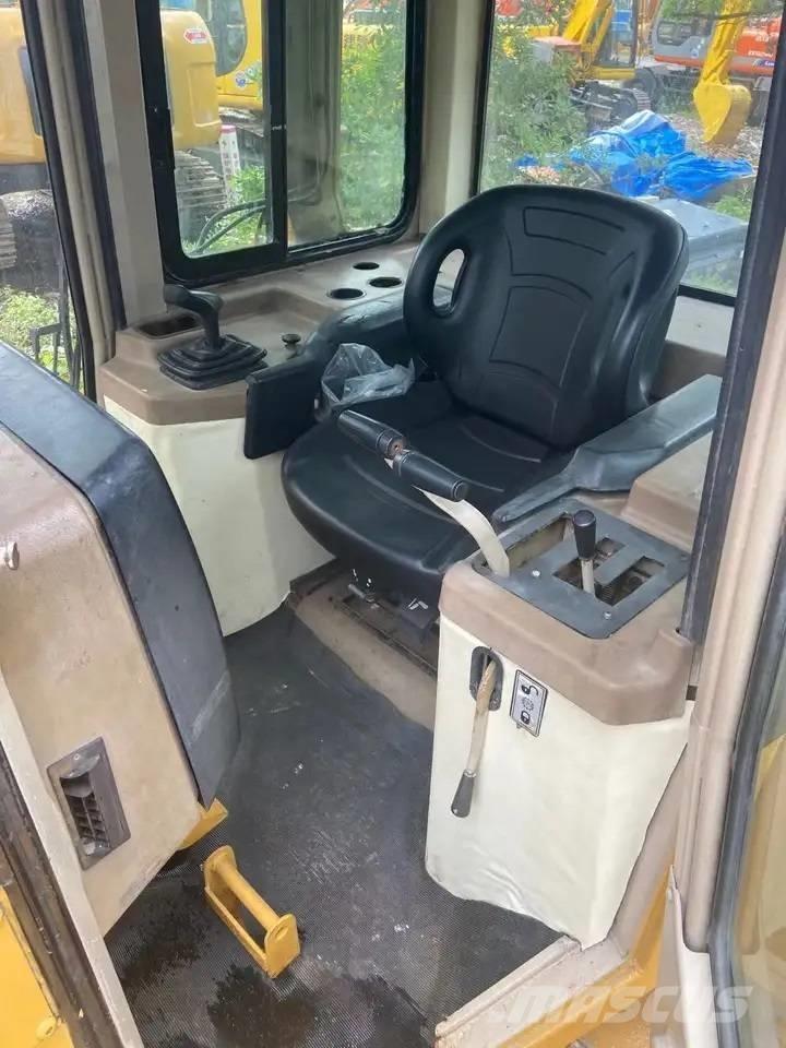 CAT D5M 크롤러 도저