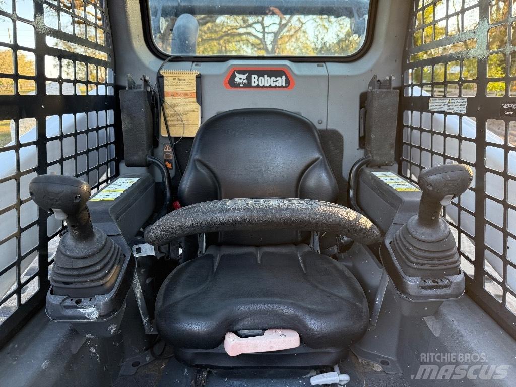 Bobcat T 64  스키드로더