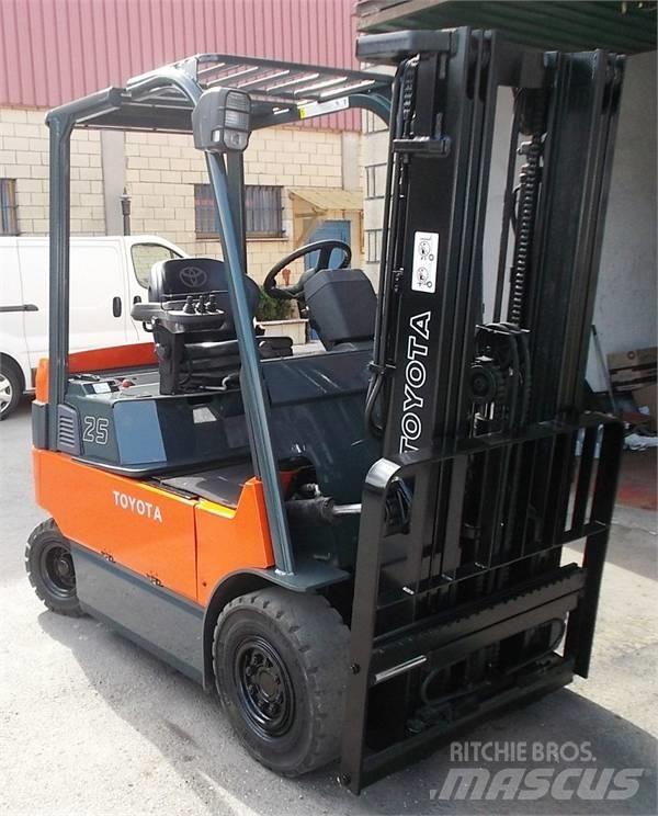 Toyota 7 FBMF 25 전동 지게차