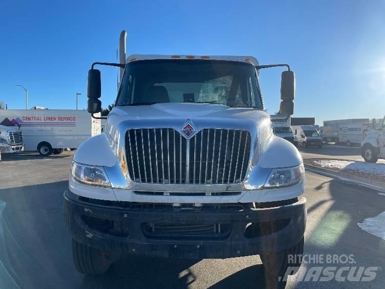 International 4300 음료 배달 트럭