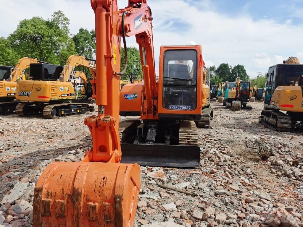 Doosan DX75 중형굴삭기 7톤-28톤