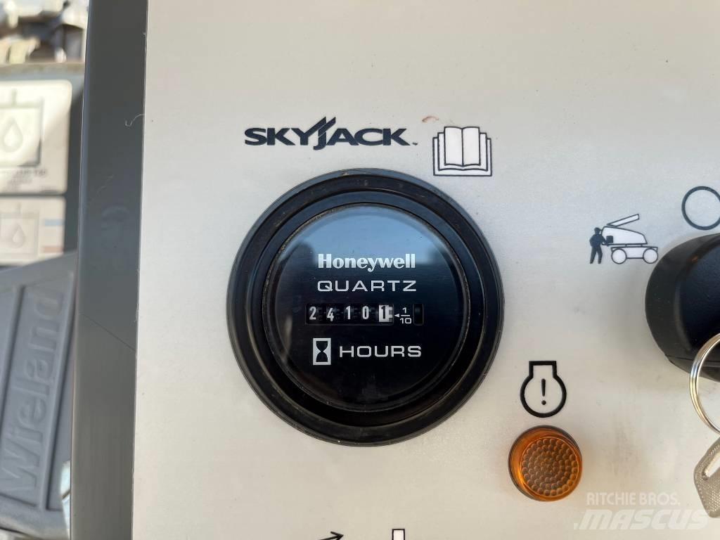 SkyJack SJ63AJ 관절형 전동이동 리프트