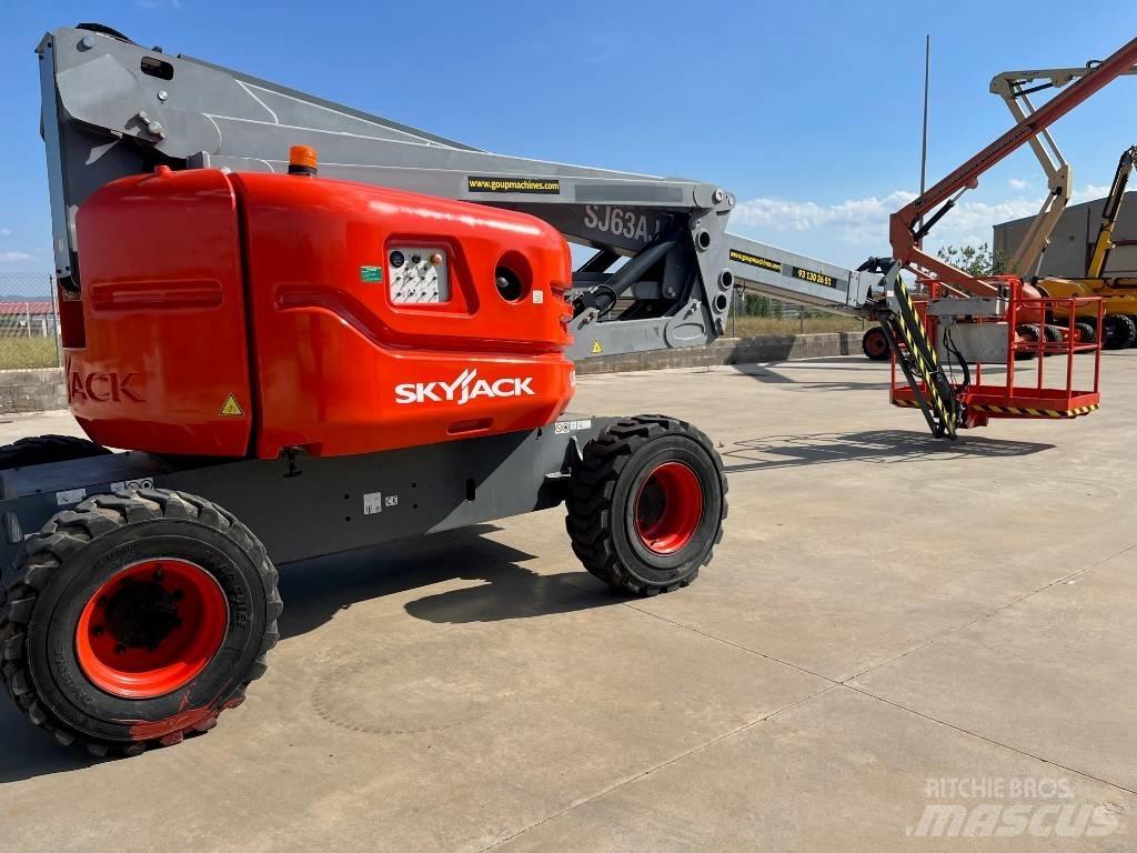 SkyJack SJ63AJ 관절형 전동이동 리프트