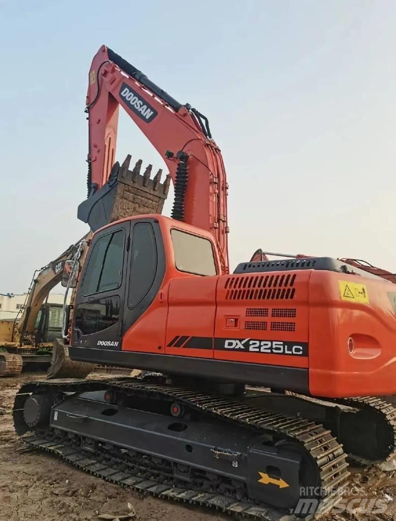 Doosan DX225 대형 굴삭기 29톤 이상
