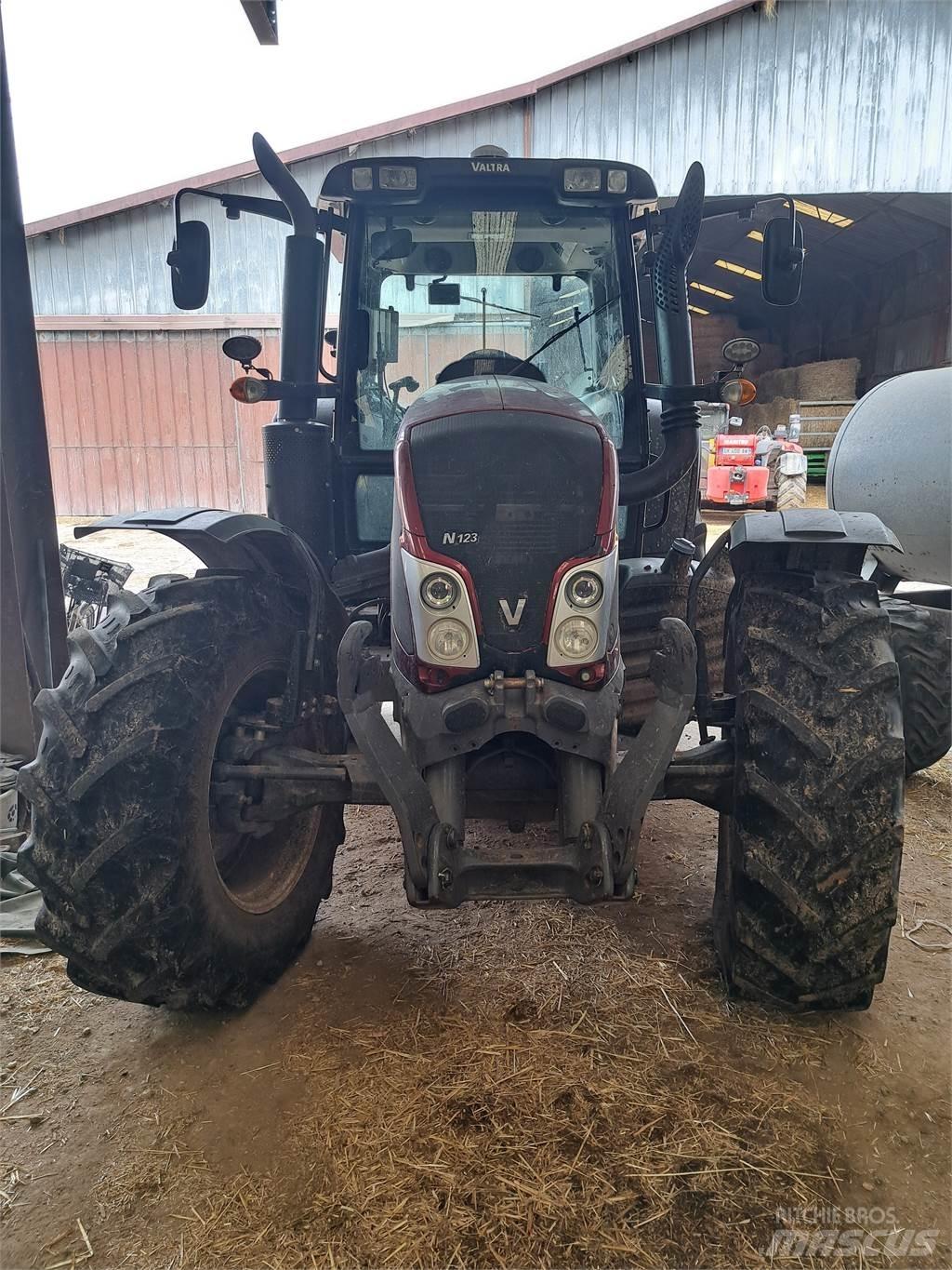 Valtra N123 트랙터