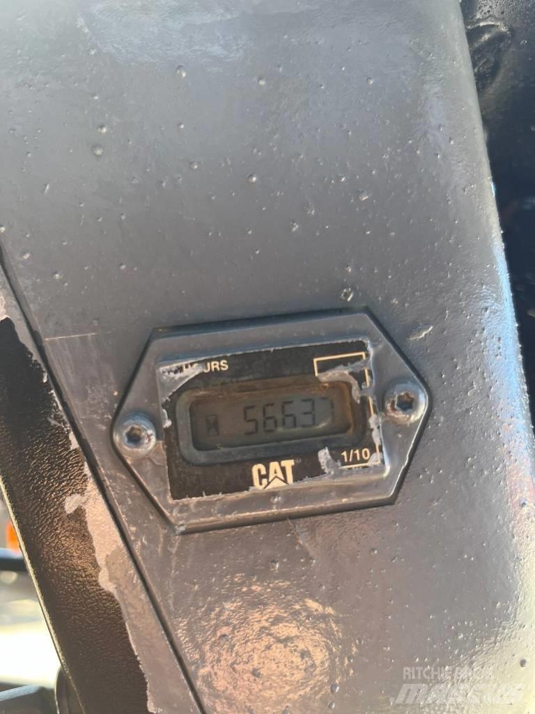 CAT 246  스키드로더
