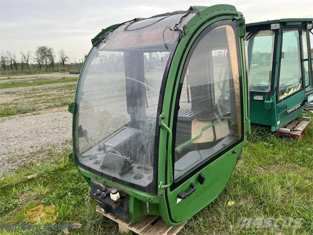 John Deere 1470E 캐빈 및 인테리어