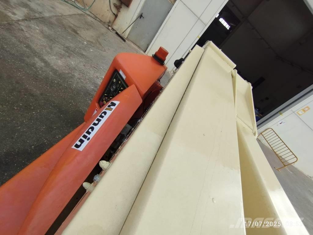 JLG E 400 AJPN 관절형 전동이동 리프트