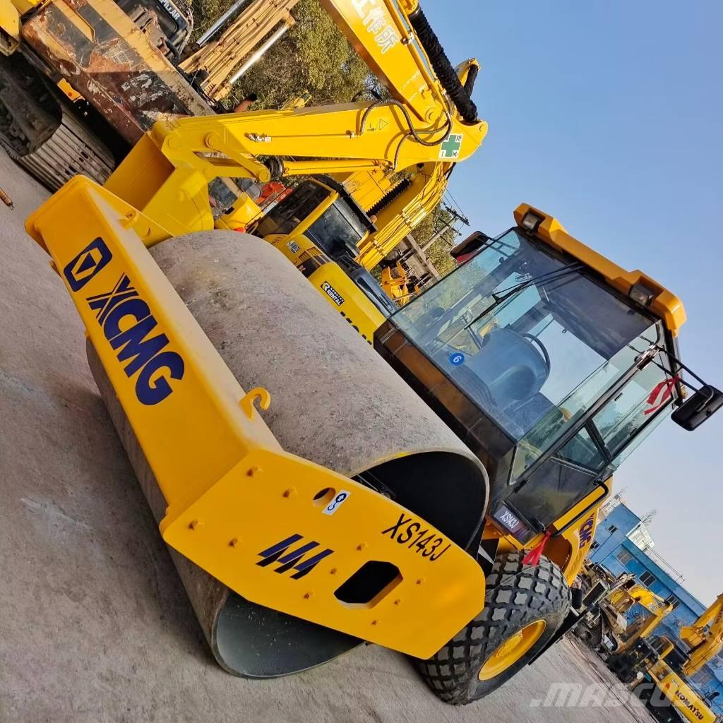 XCMG XS 143 J 싱글 드럼 롤러