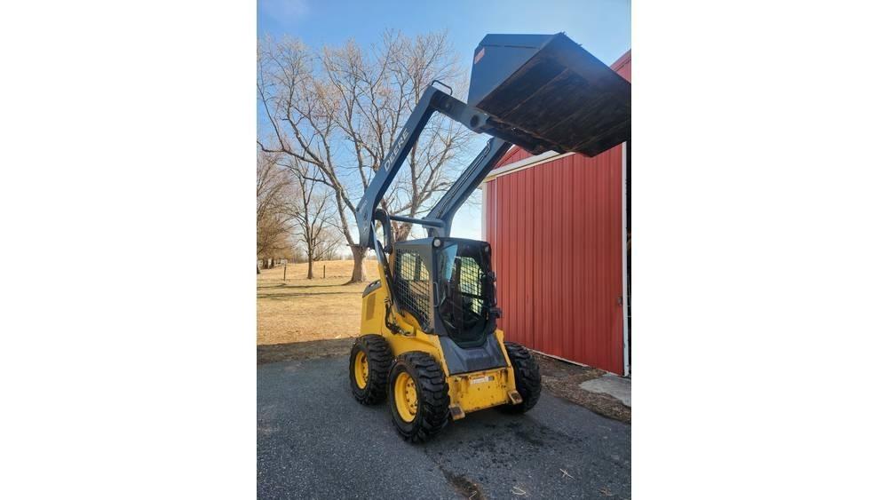 John Deere 318 D  스키드로더