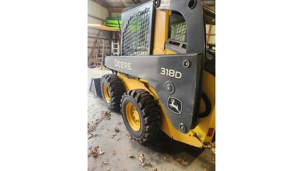 John Deere 318 D  스키드로더