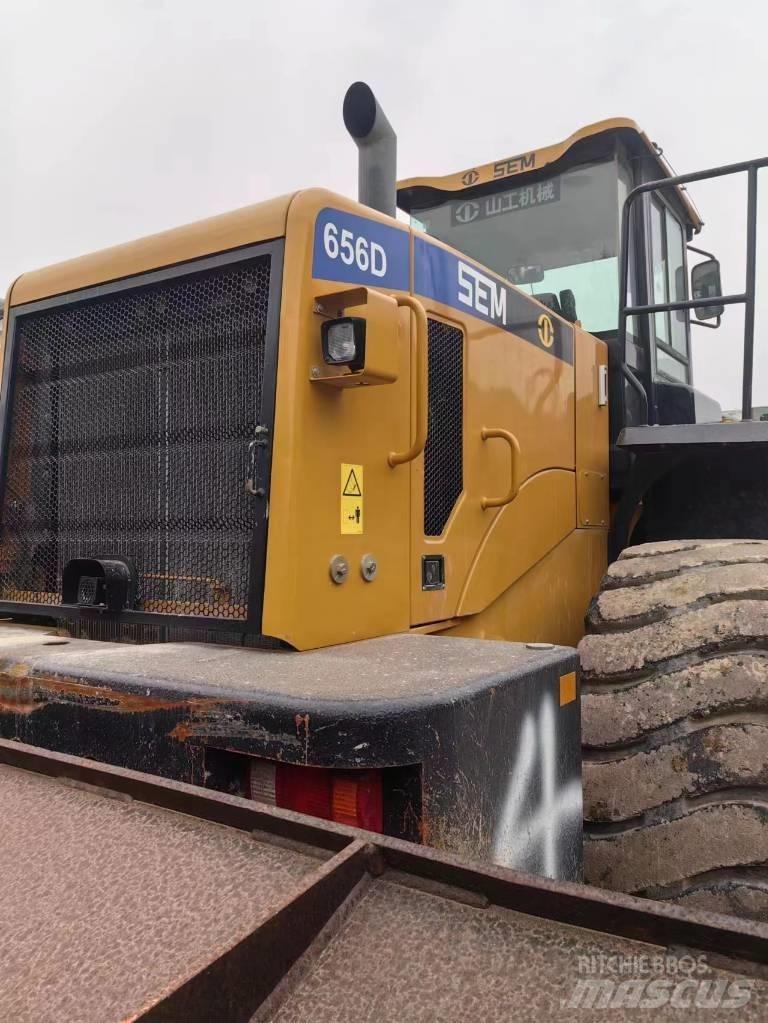 SEM 656D  휠로우더
