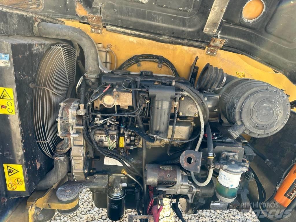 CAT TH 414 텔러 핸들러