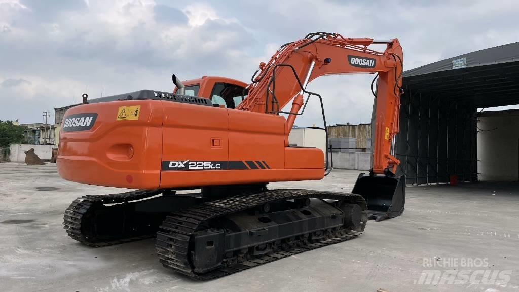 Doosan DX 225 대형 굴삭기 29톤 이상