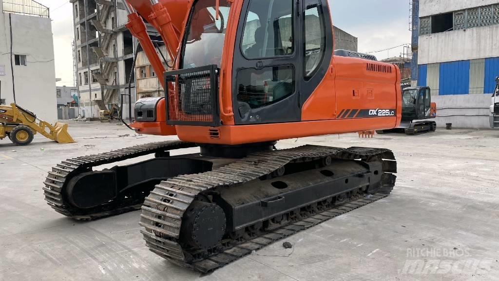 Doosan DX 225 대형 굴삭기 29톤 이상
