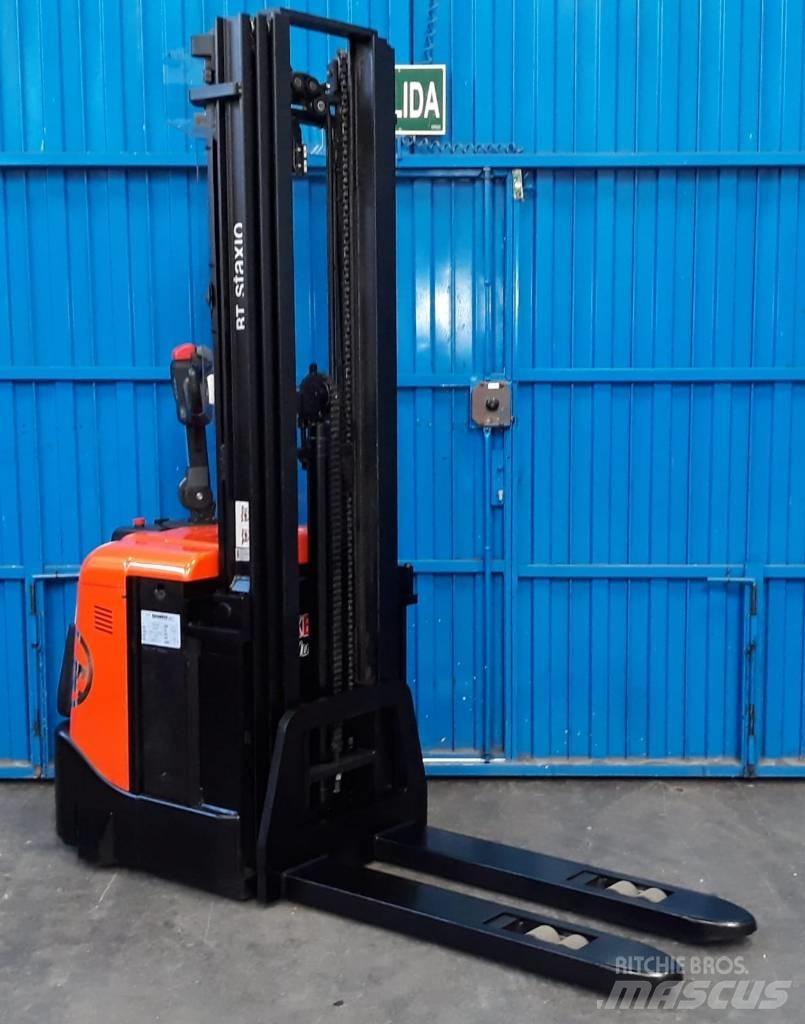 BT SPE 125 보행식 리치 지게차
