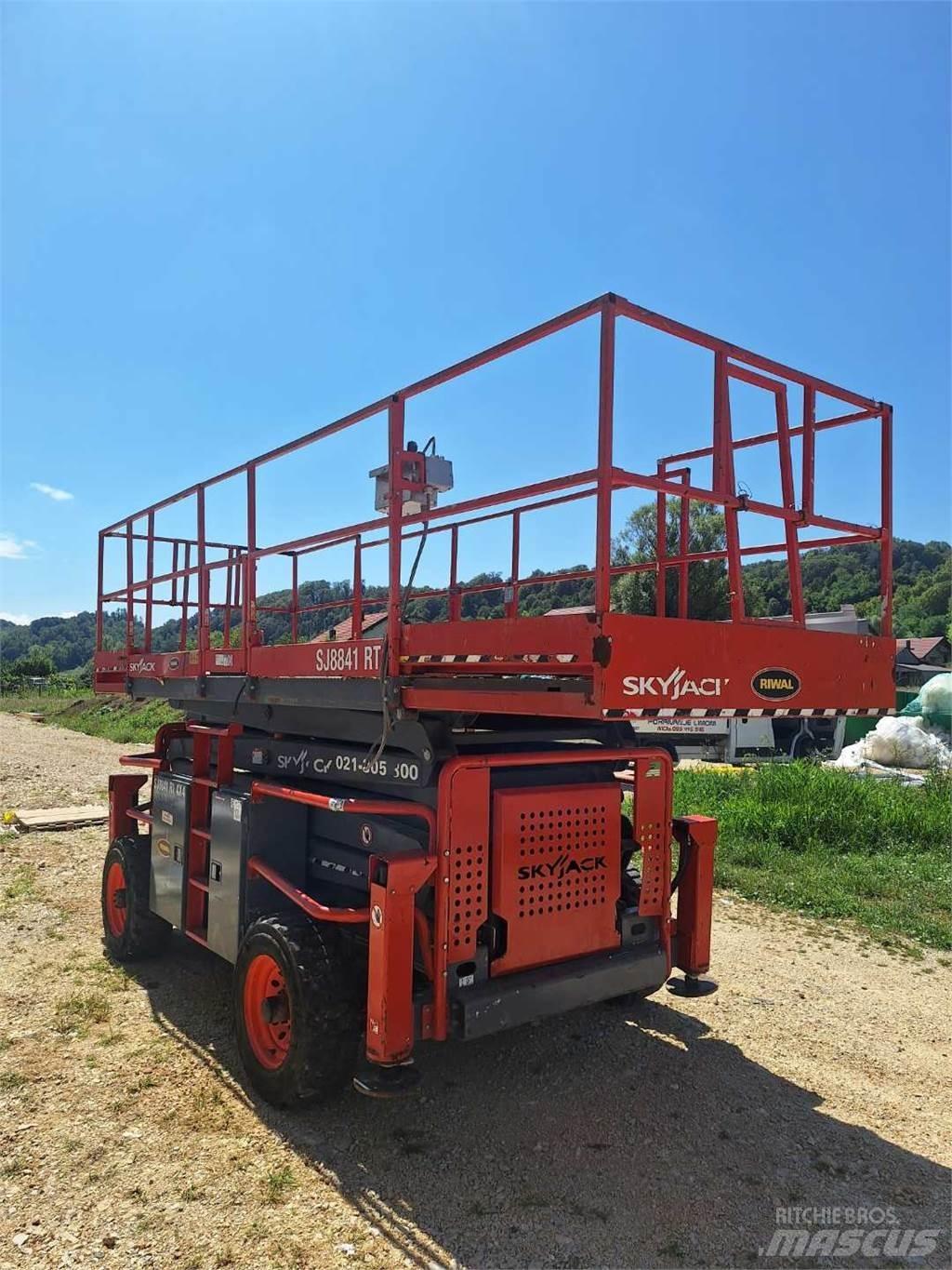 SkyJack 8841RT 가위형 리프트