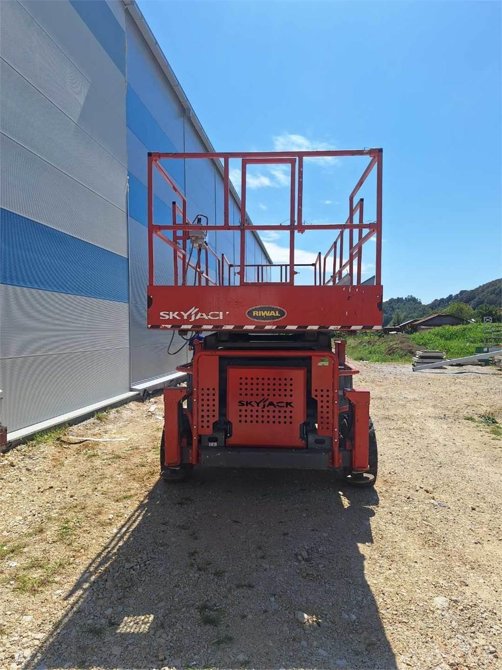 SkyJack 8841RT 가위형 리프트