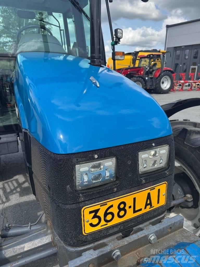 New Holland 5635 트랙터