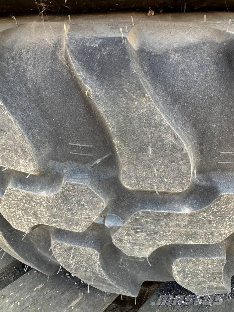 Dunlop 405/70R20 타이어, 휠 및 림