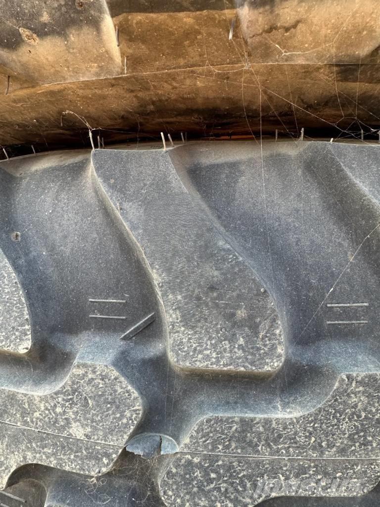 Dunlop 405/70R20 타이어, 휠 및 림