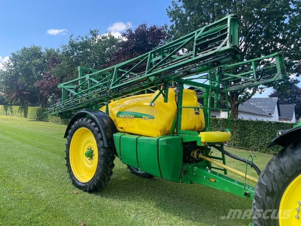John Deere 732 견인형 분무기