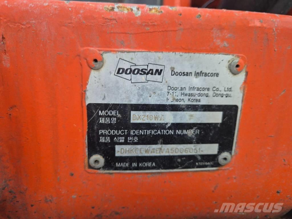 Doosan DX210W  휠 굴삭기