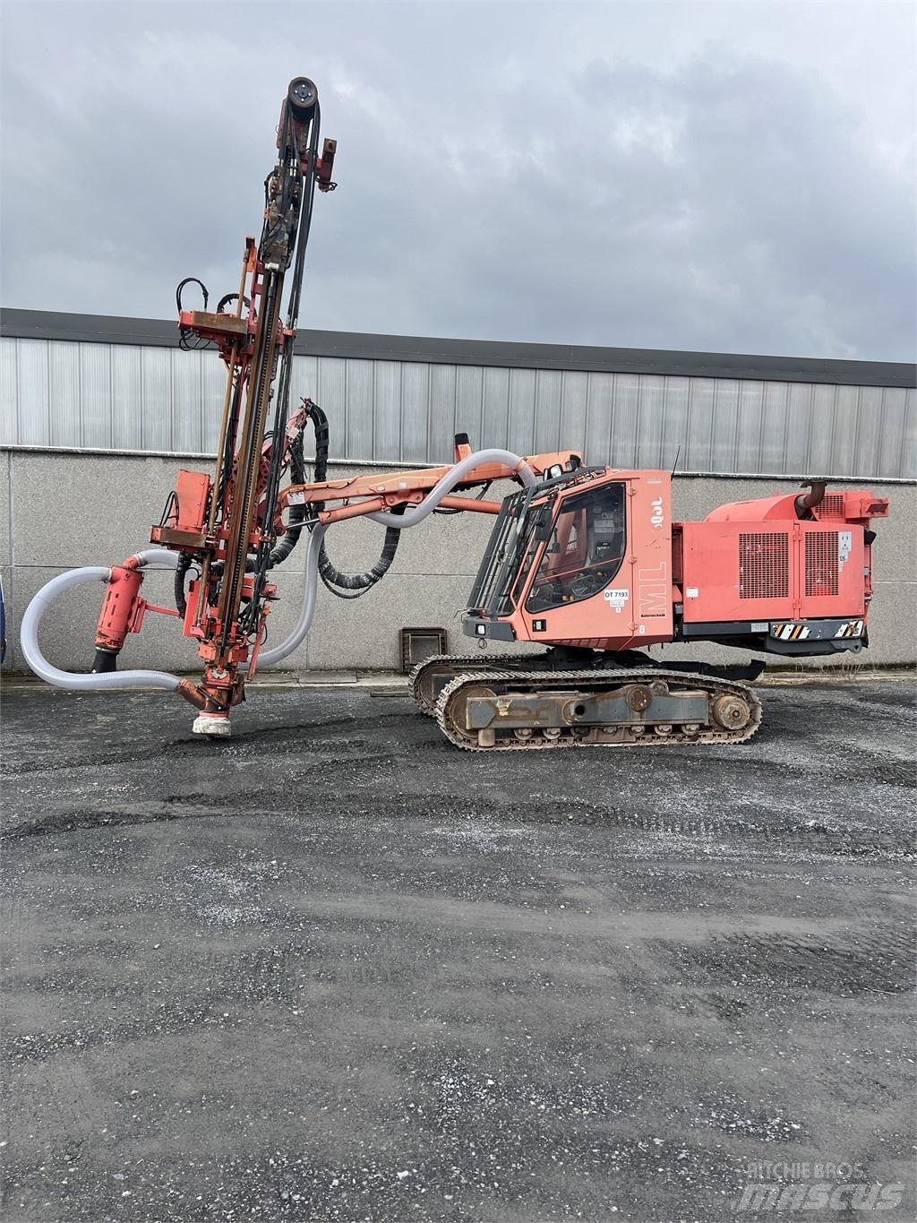 Sandvik DQ 500 도로 굴착기